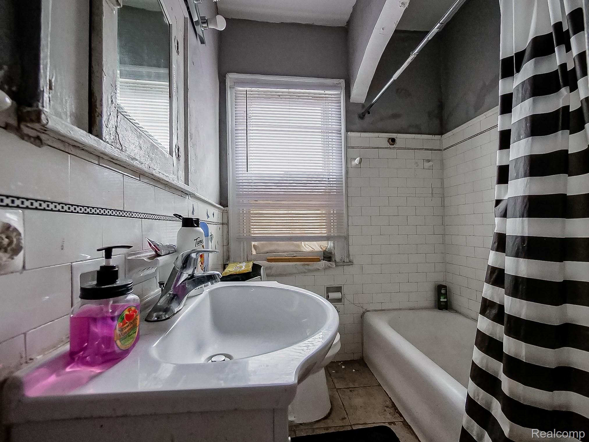 2209 Pasadena Street Property Photo 9
