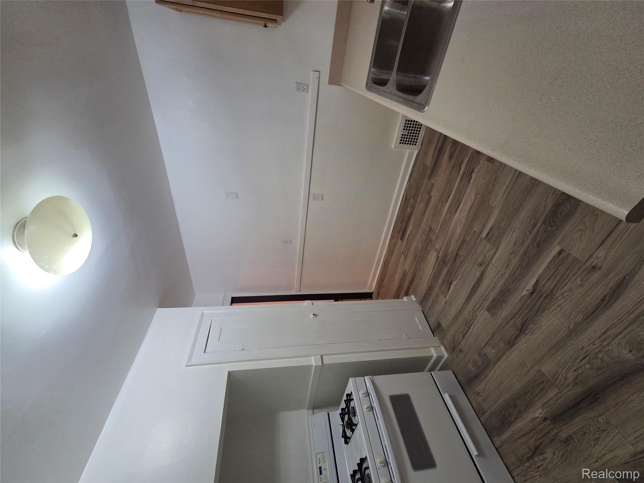 15736 Ohio Street Property Photo 11