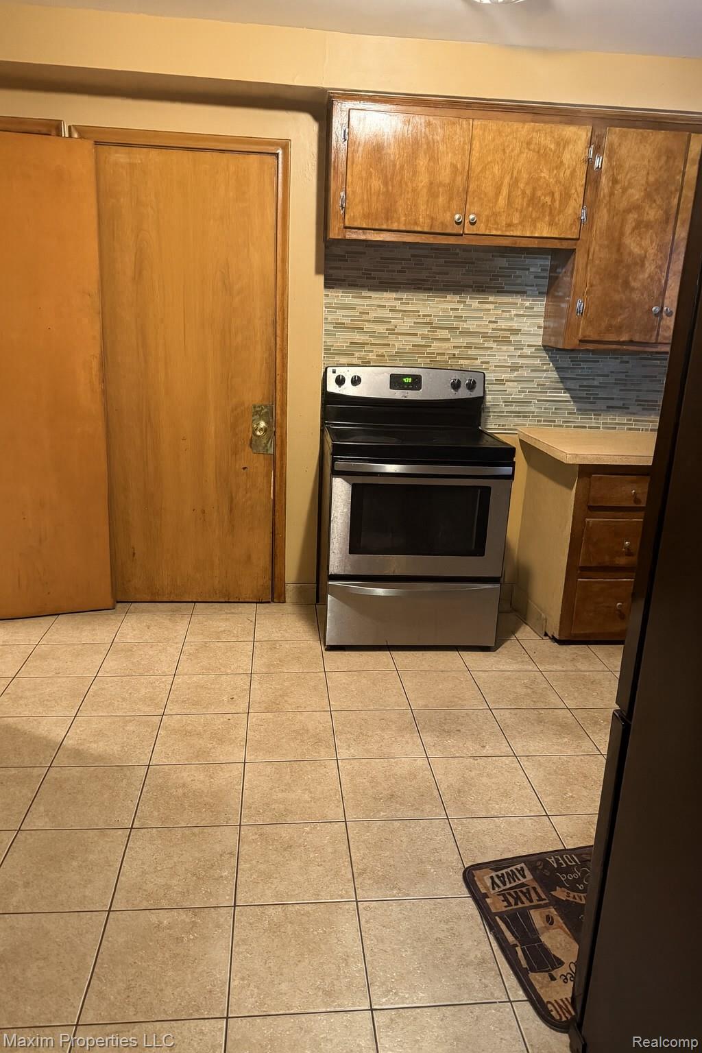6240 W Outer Drive Property Photo 8