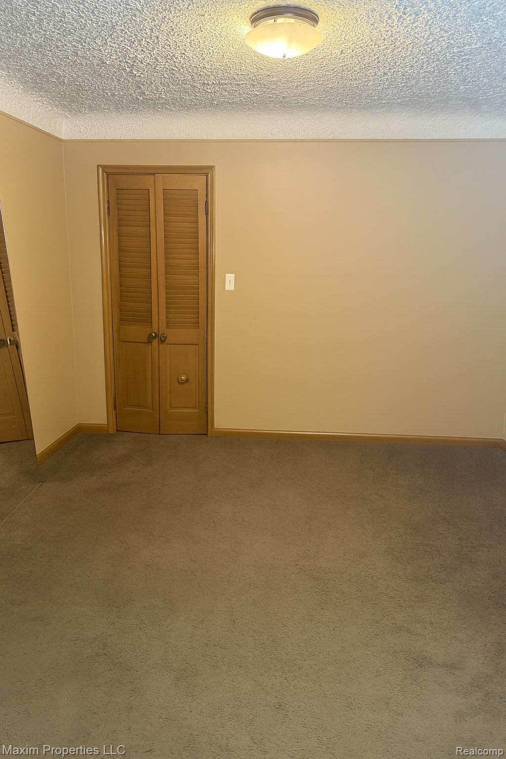 6240 W Outer Drive Property Photo 9