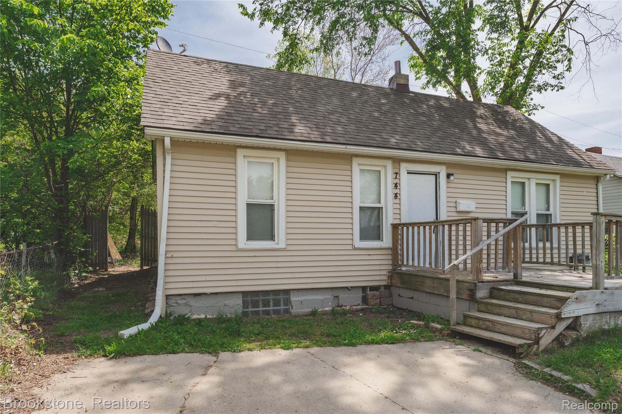 744 Saint Clair Street Property Photo 1