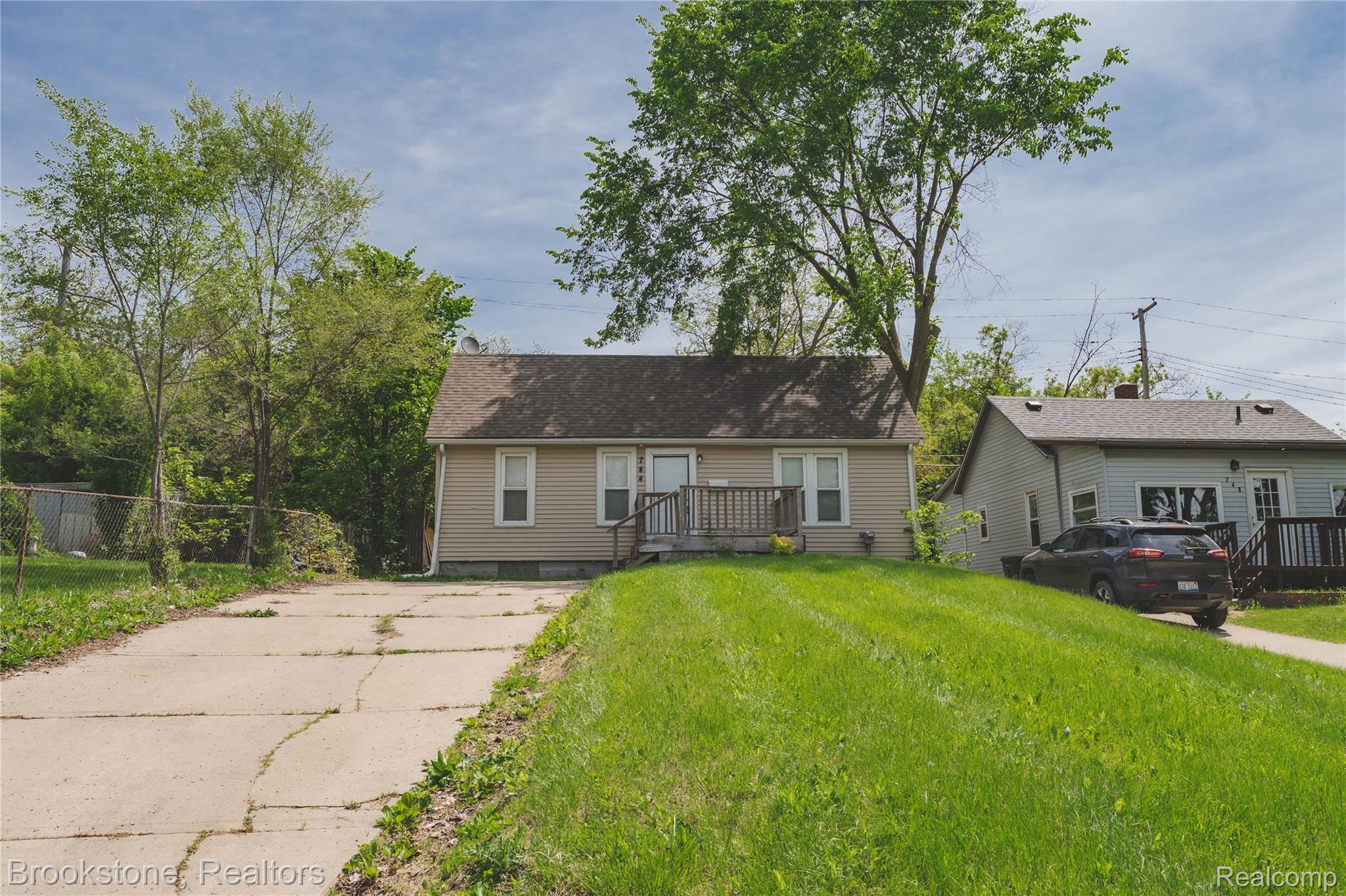 744 Saint Clair Street Property Photo 2
