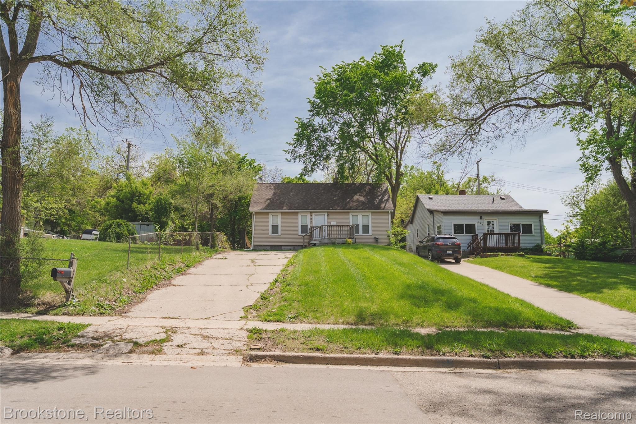 744 Saint Clair Street Property Photo 3
