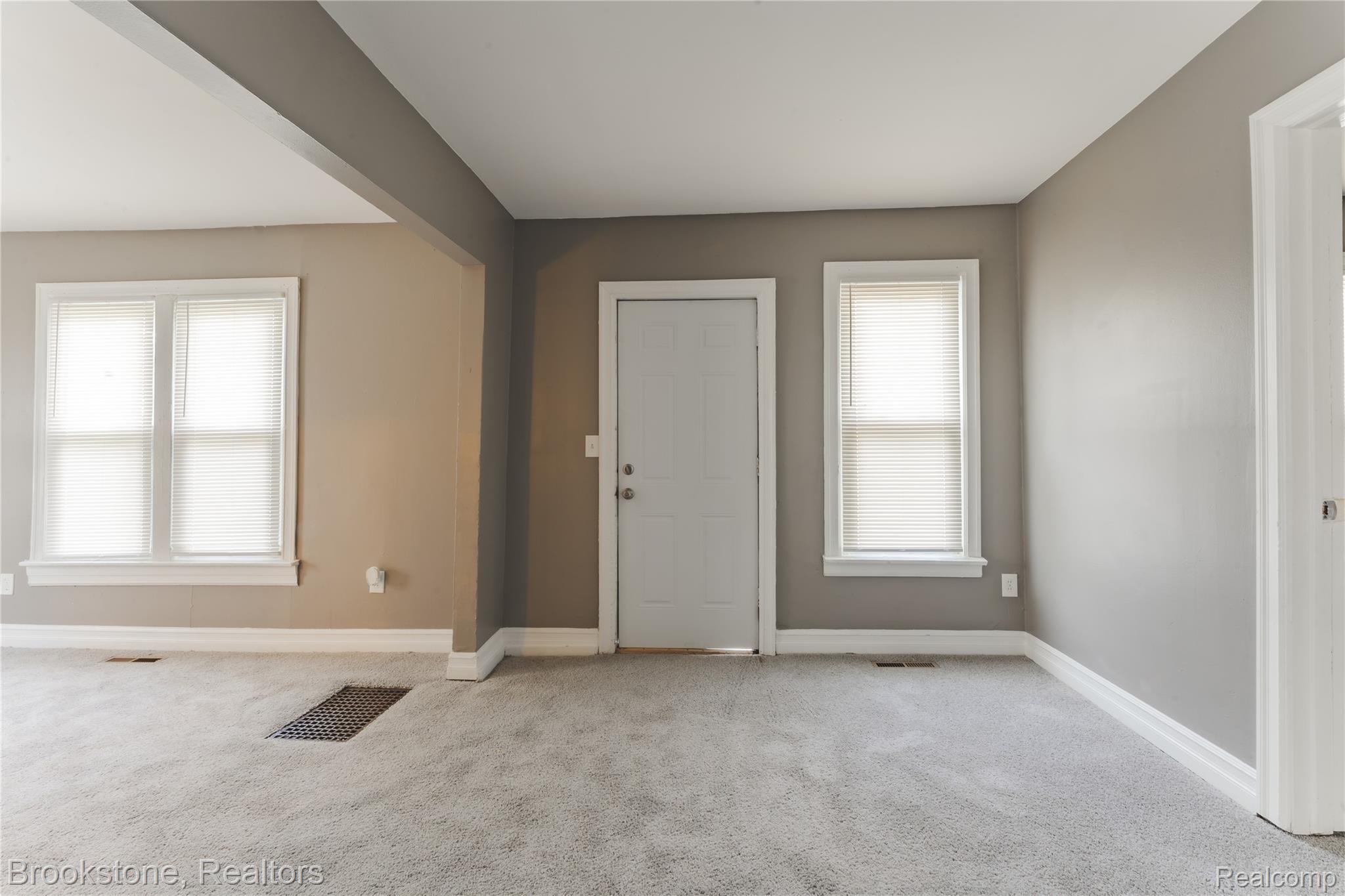 744 Saint Clair Street Property Photo 4