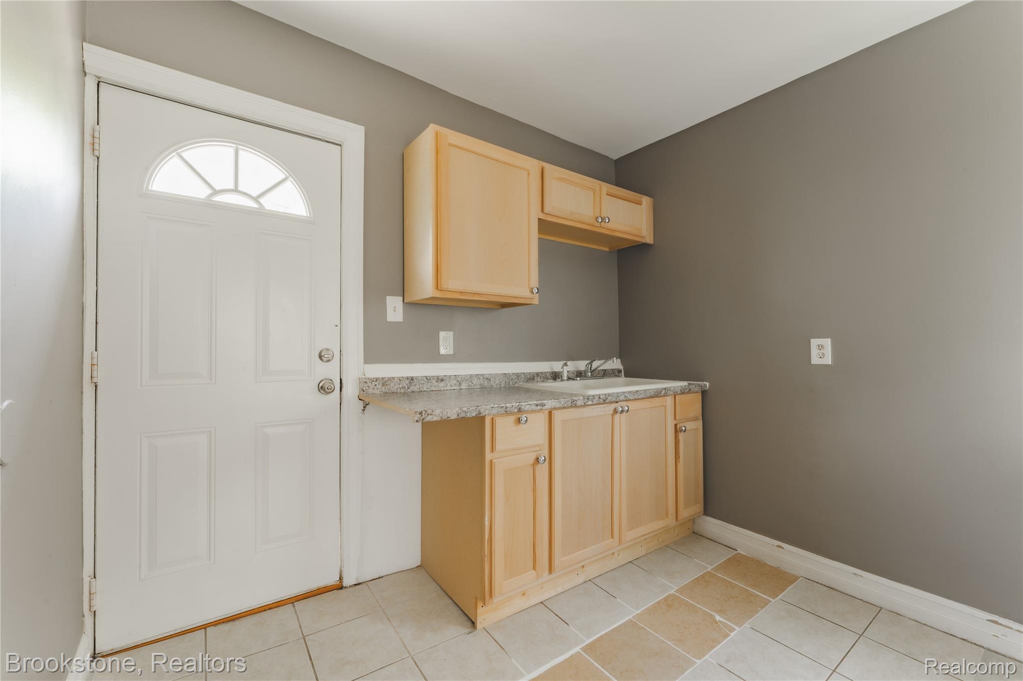 744 Saint Clair Street Property Photo 8