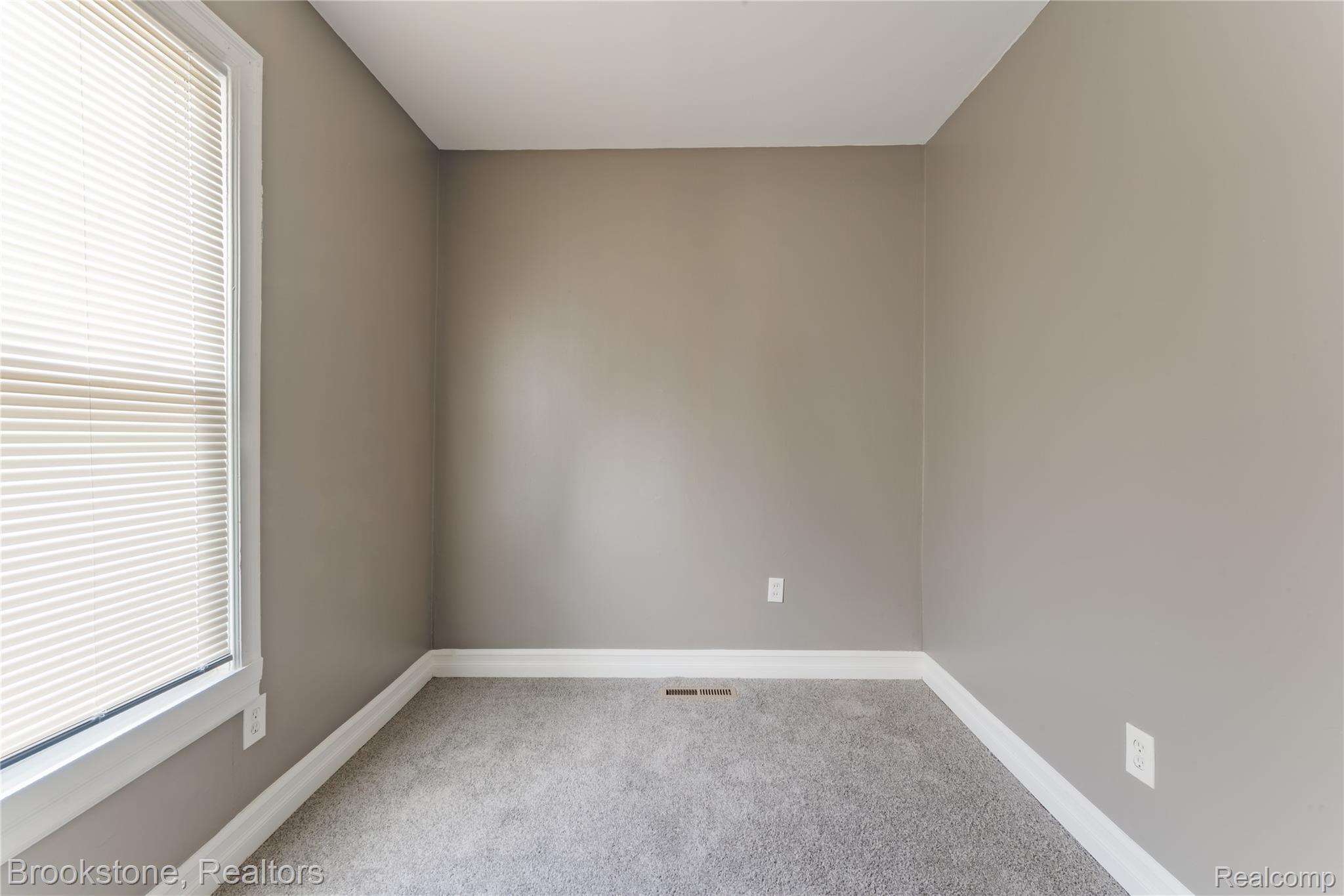 744 Saint Clair Street Property Photo 12