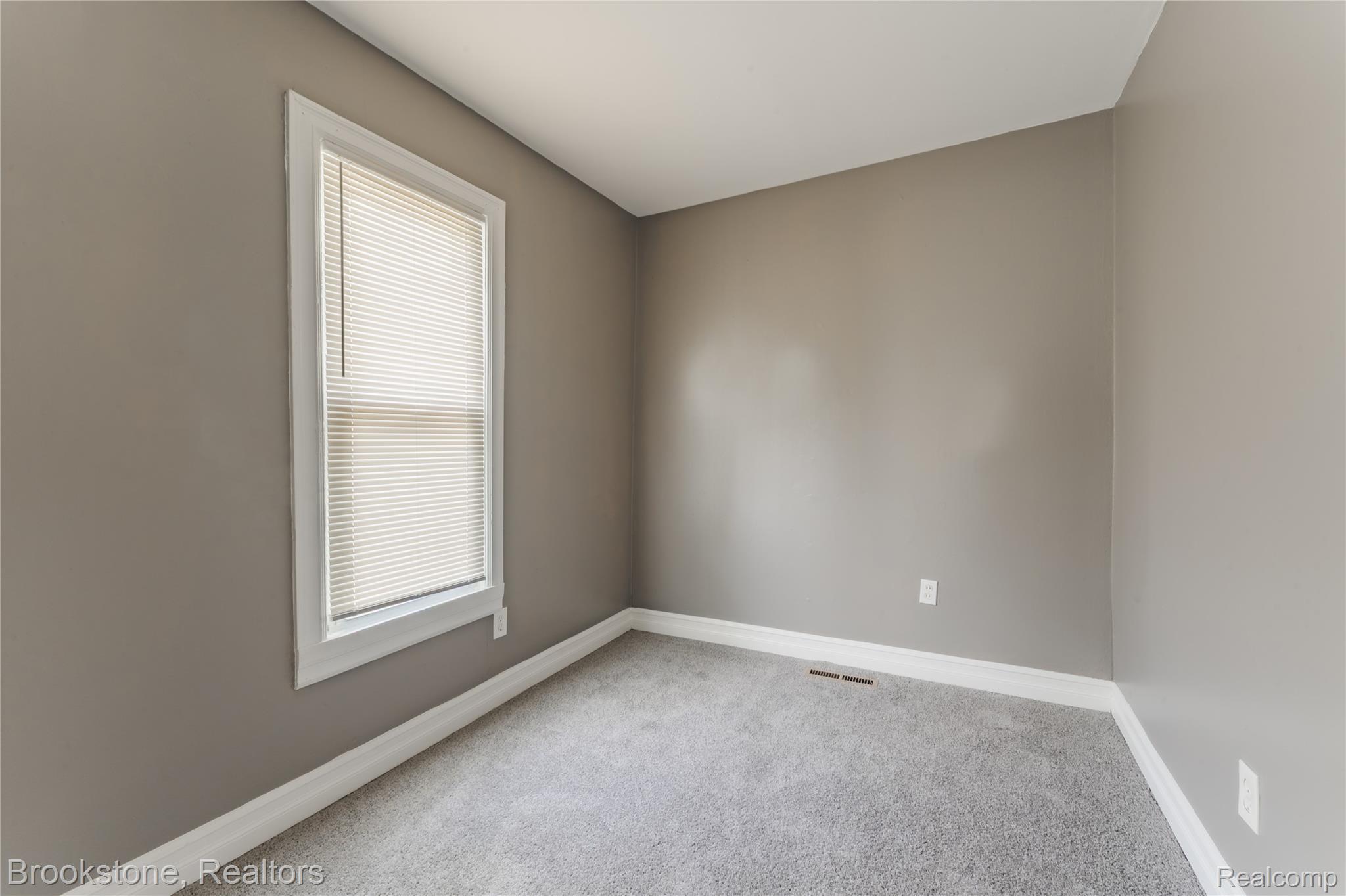744 Saint Clair Street Property Photo 13