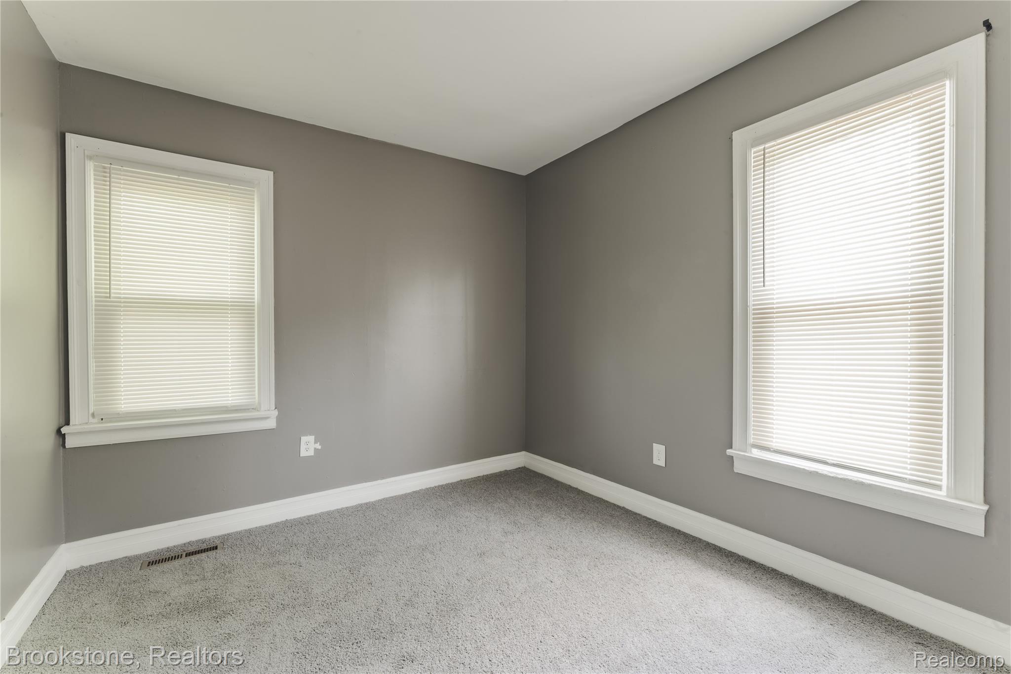 744 Saint Clair Street Property Photo 14