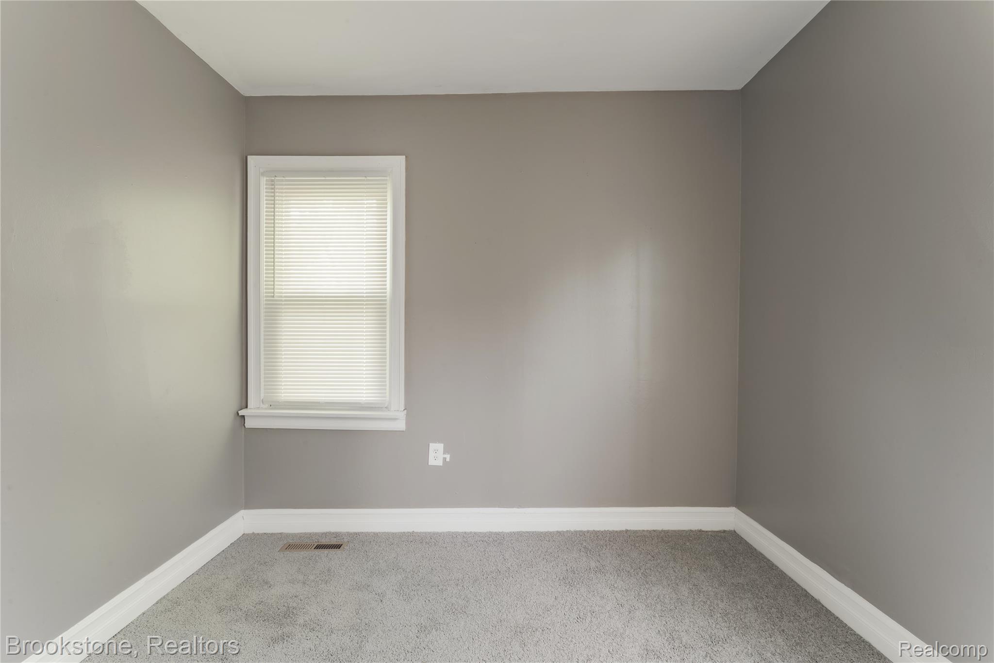744 Saint Clair Street Property Photo 15