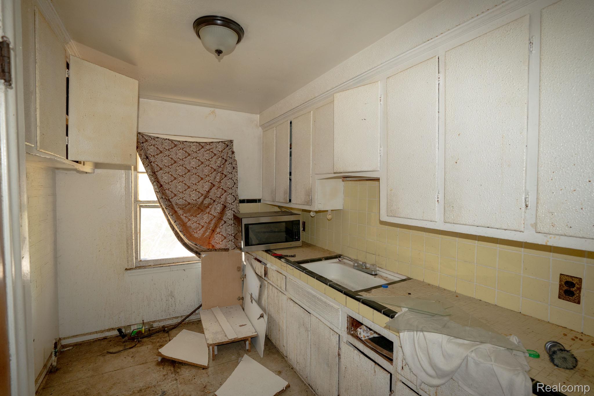 15726 Hubbell Street Property Photo 7