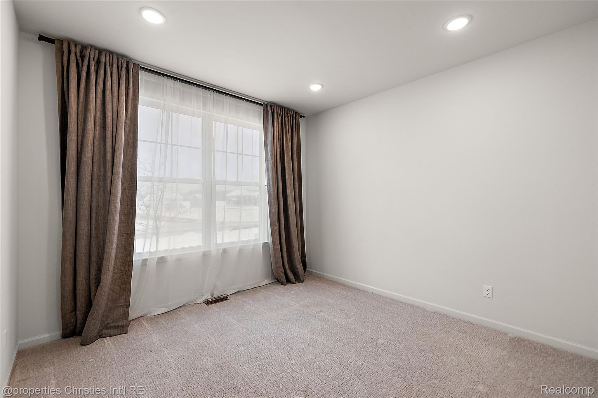 2436 Parkshore Drive Property Photo 4