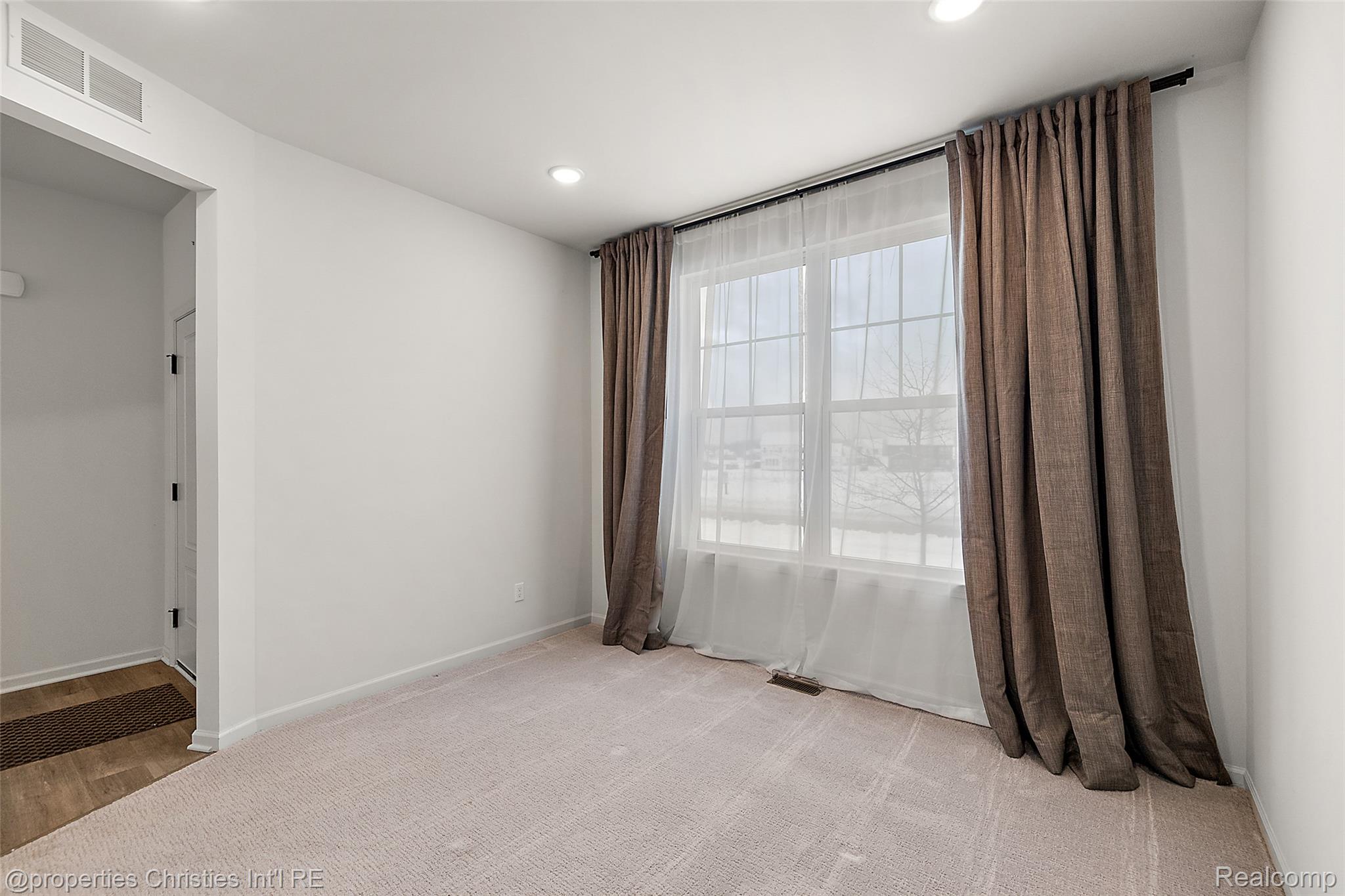 2436 Parkshore Drive Property Photo 5