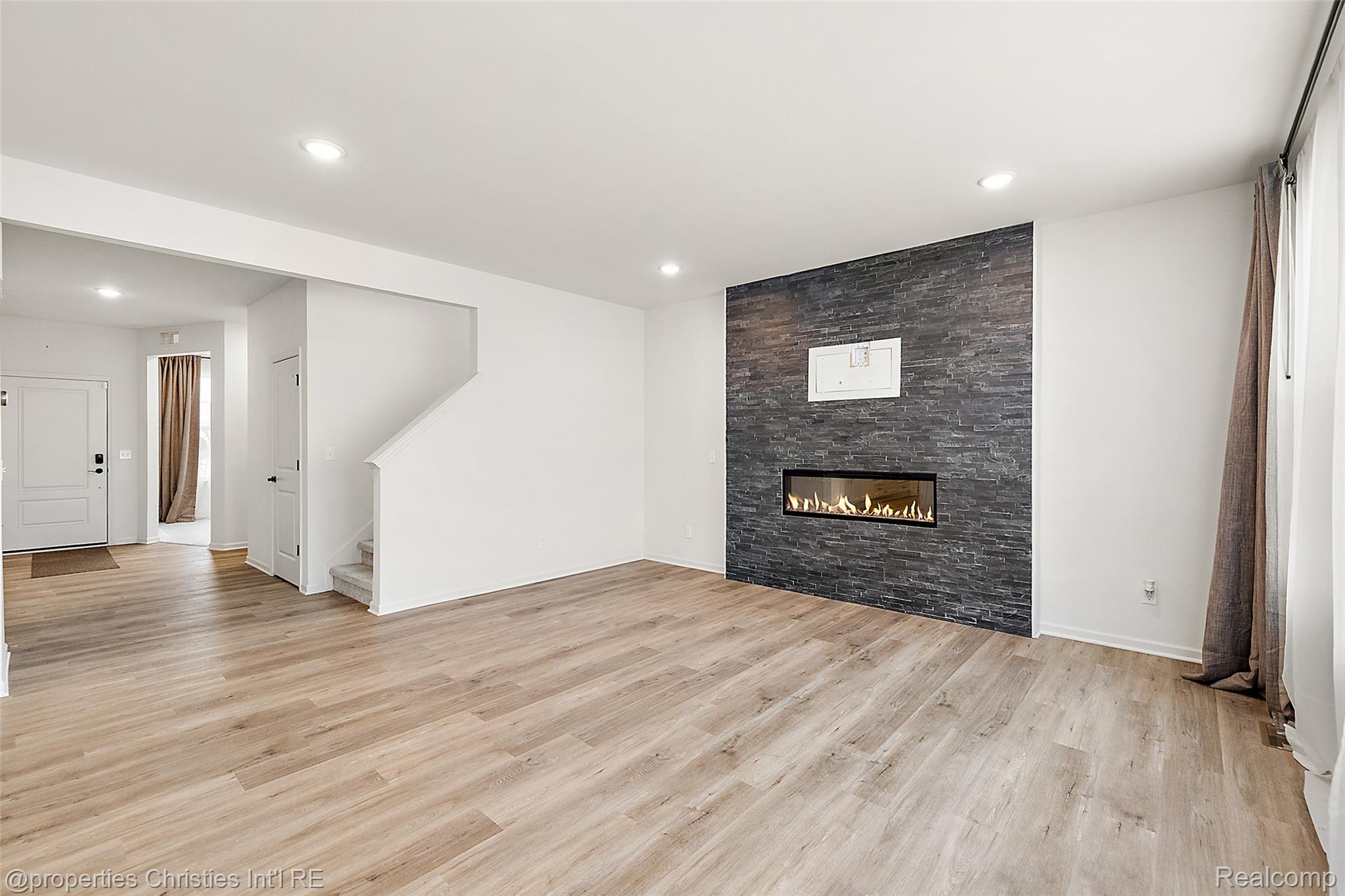 2436 Parkshore Drive Property Photo 10