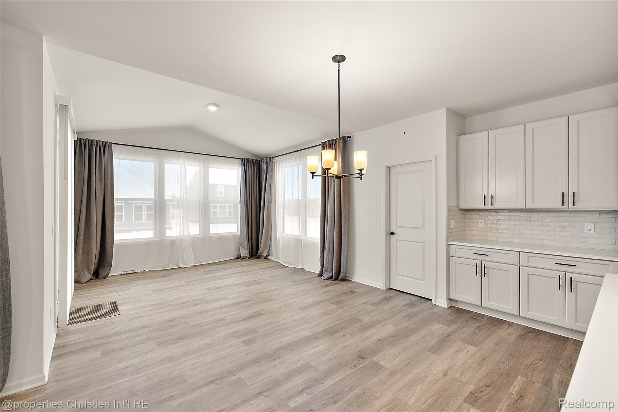 2436 Parkshore Drive Property Photo 20