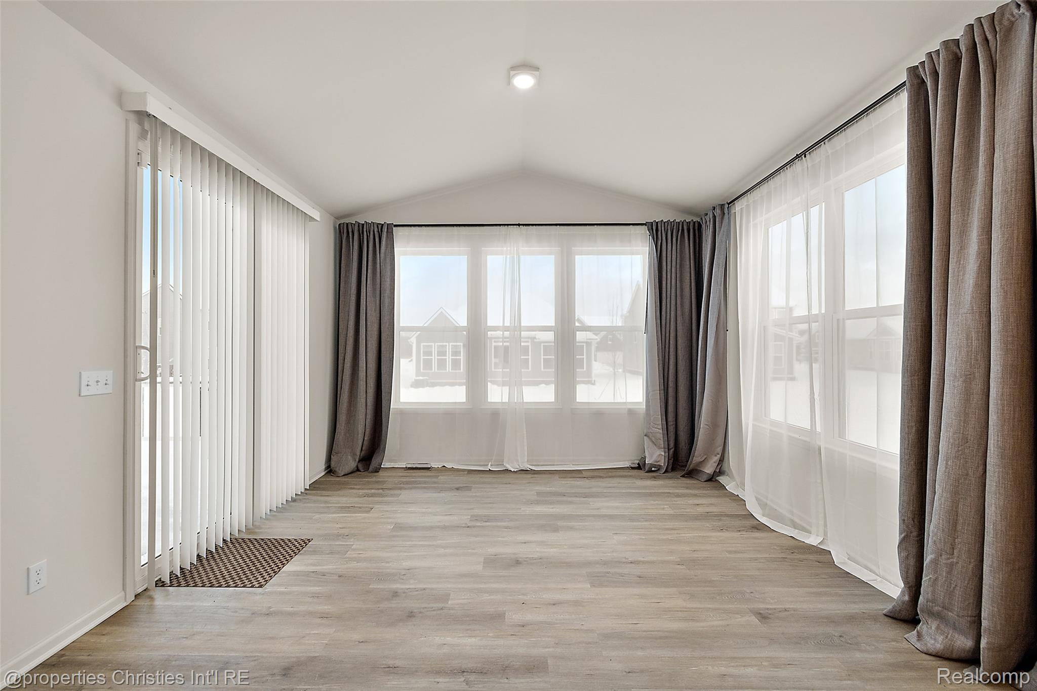 2436 Parkshore Drive Property Photo 21
