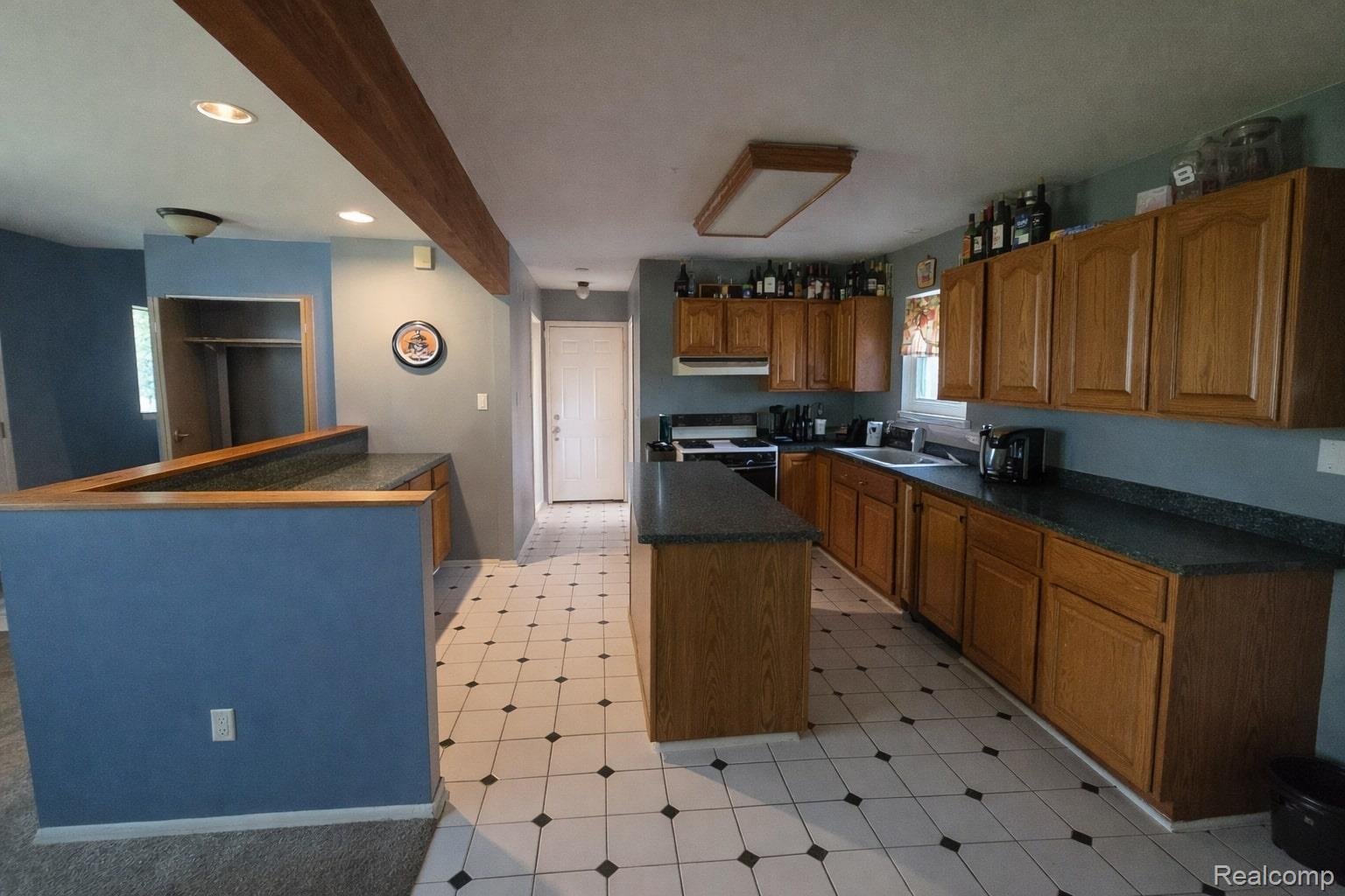 5969 Pleasant Drive Property Photo 6