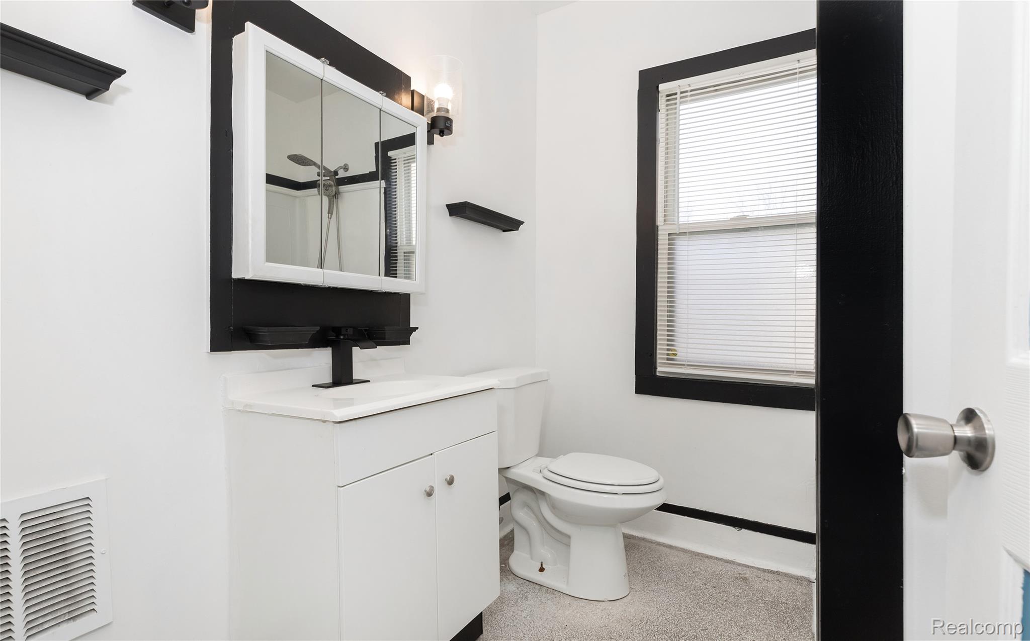 643 Navahoe Street Property Photo 13