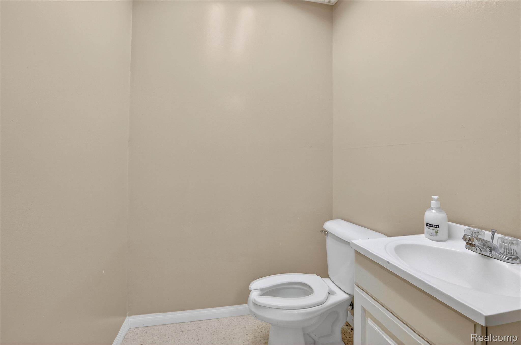895 North Street Property Photo 14