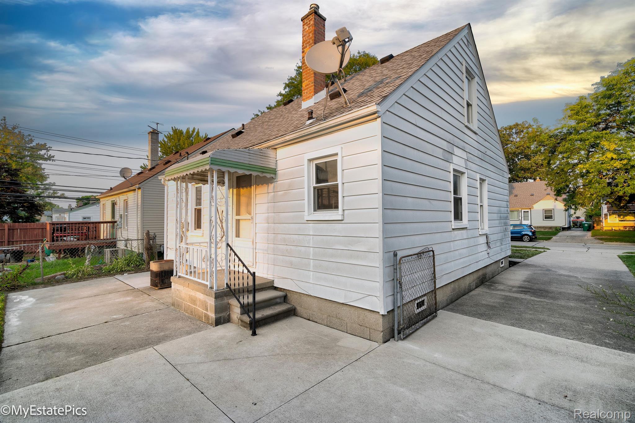 6151 Helen Street Property Photo 4