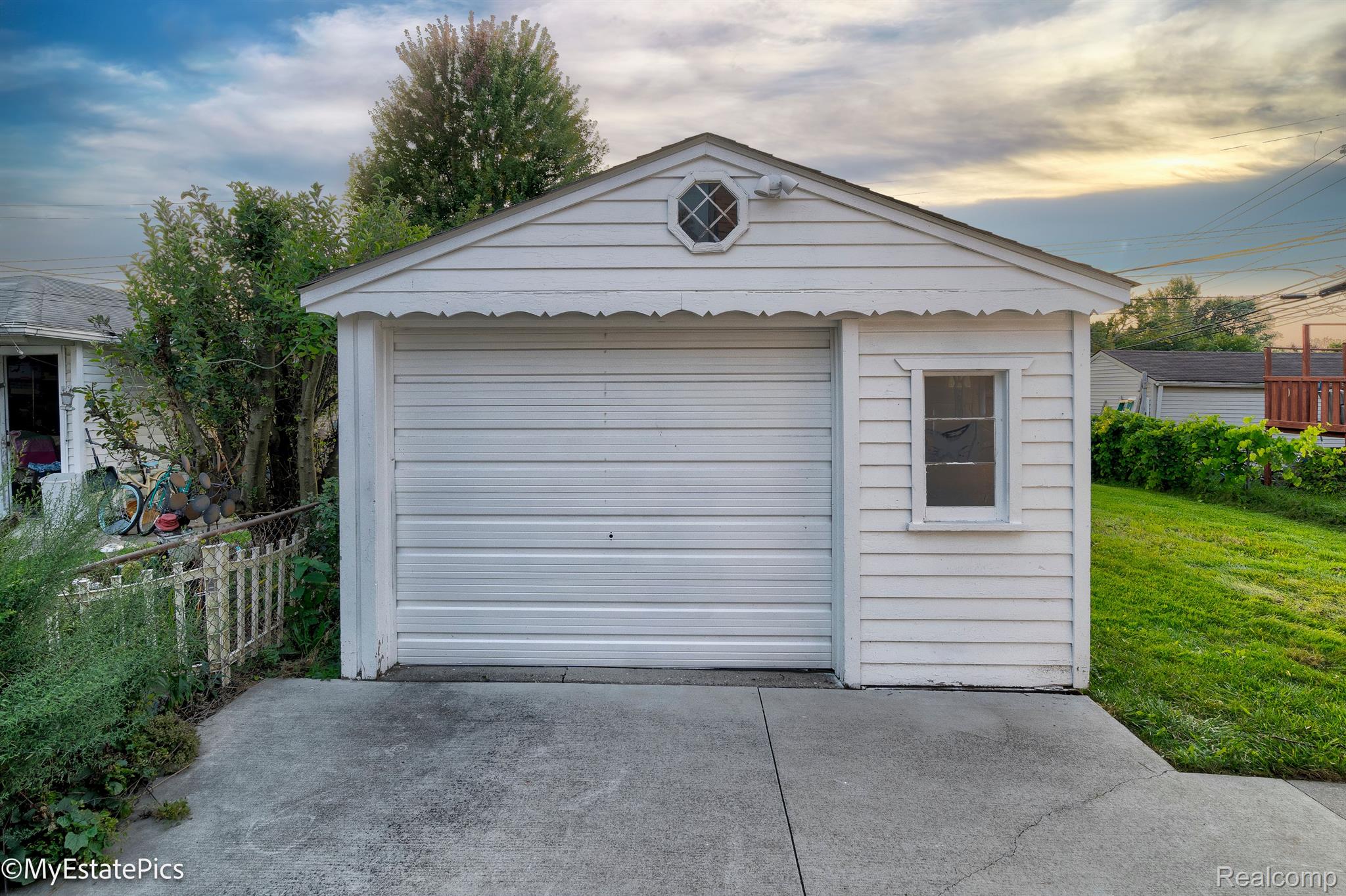 6151 Helen Street Property Photo 5