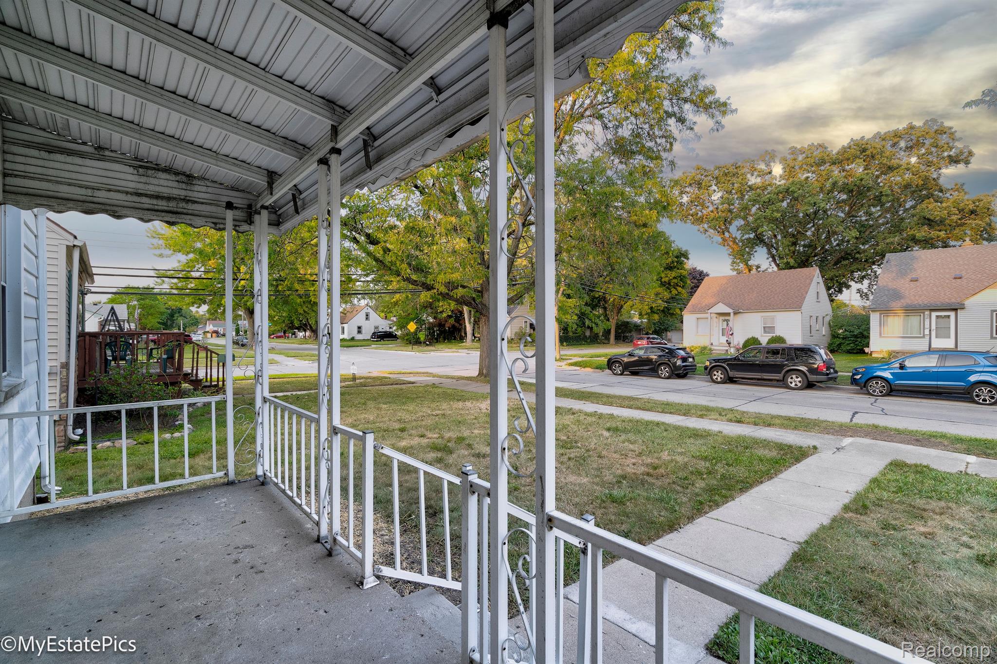 6151 Helen Street Property Photo 6