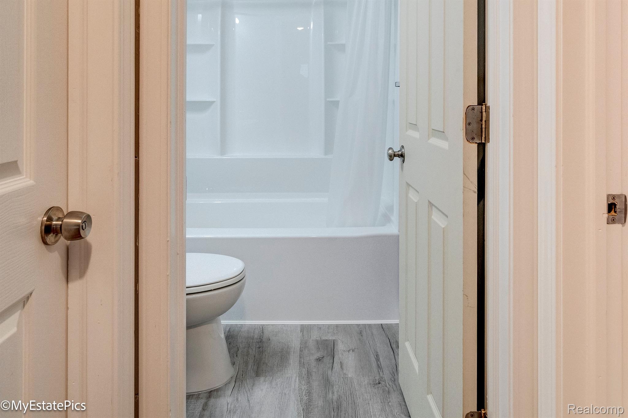 6151 Helen Street Property Photo 24
