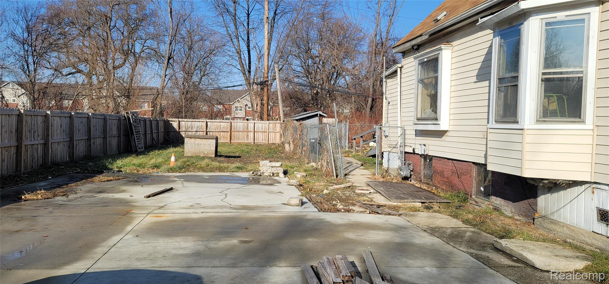 987 E Philadelphia Street Property Photo 2