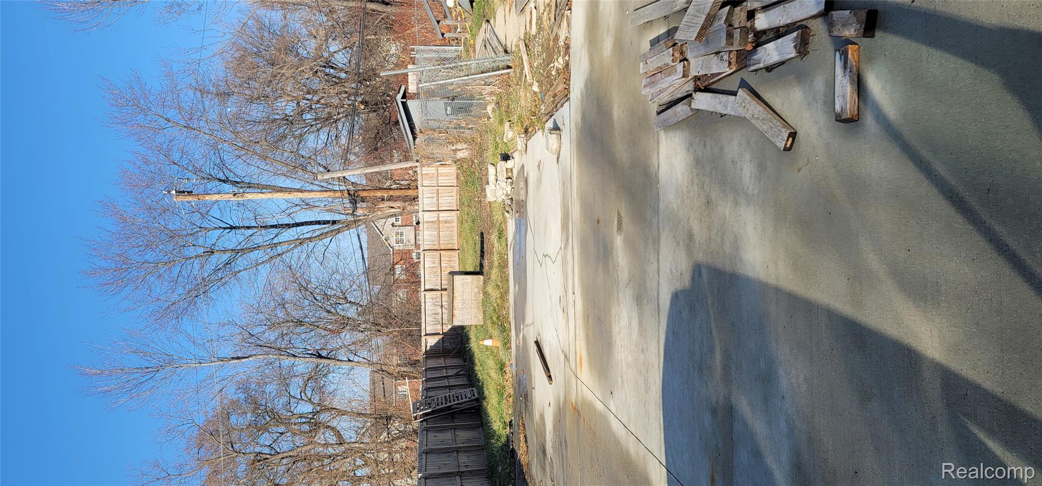987 E Philadelphia Street Property Photo 3