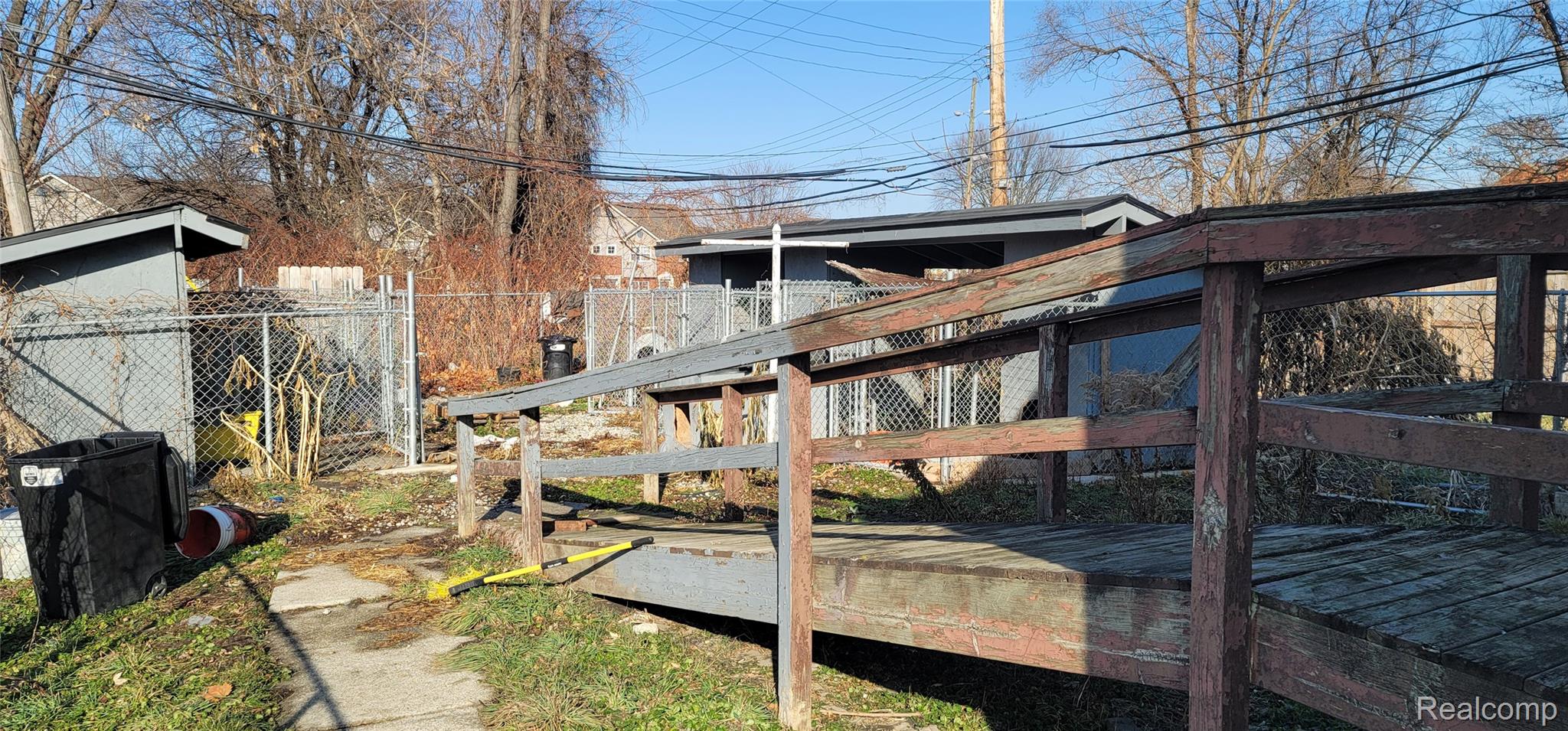 987 E Philadelphia Street Property Photo 4