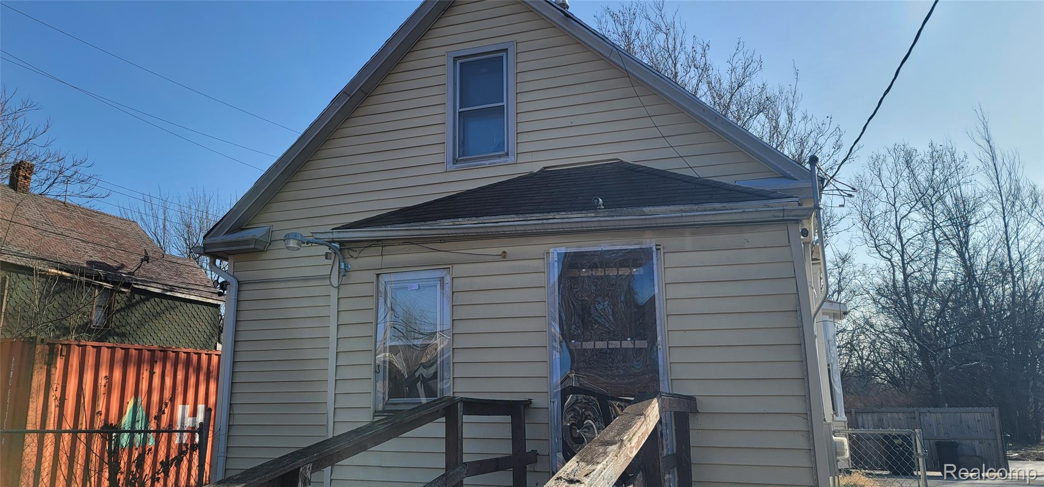 987 E Philadelphia Street Property Photo 6
