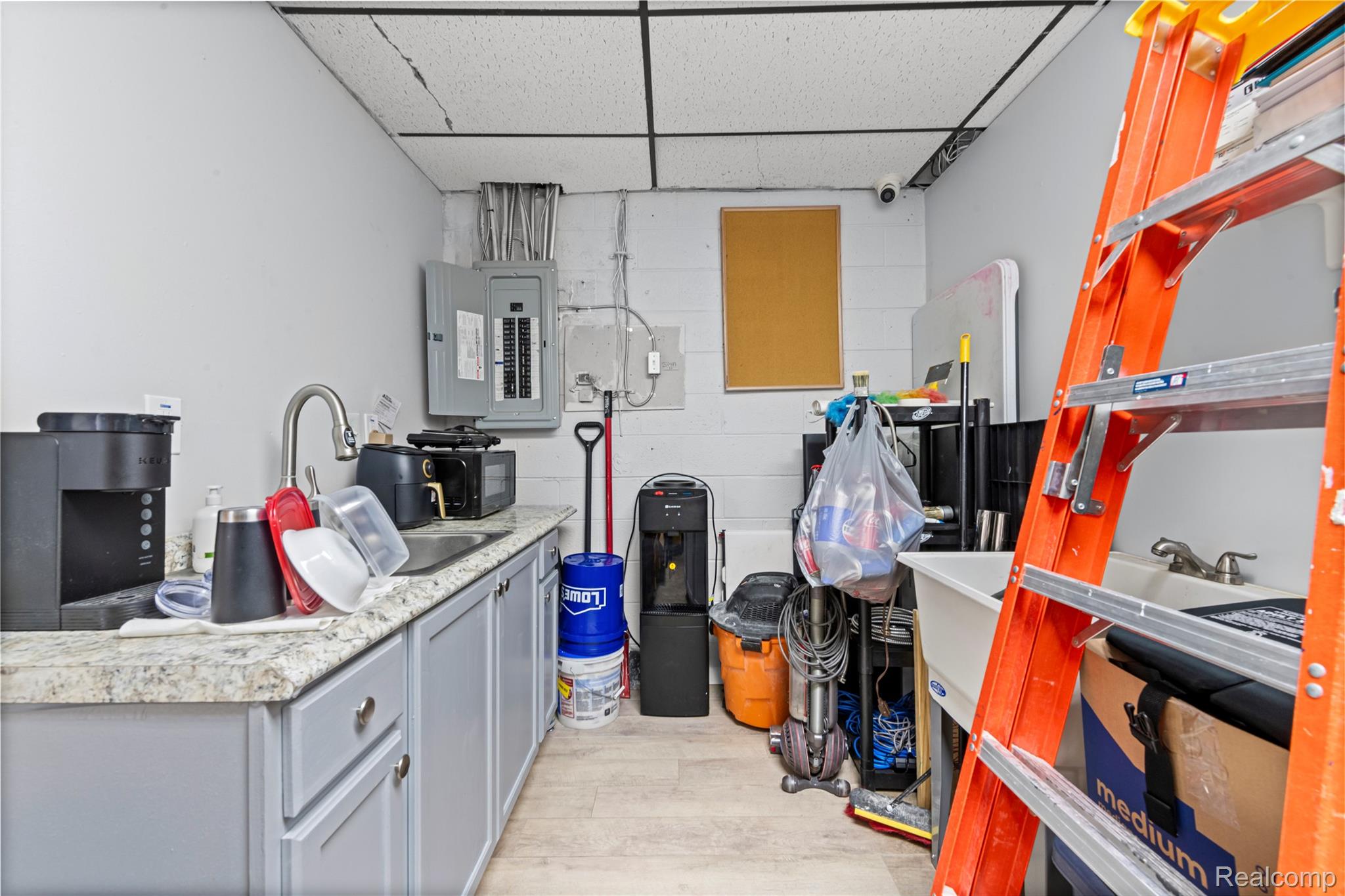 43911 Van Dyke Property Photo 22
