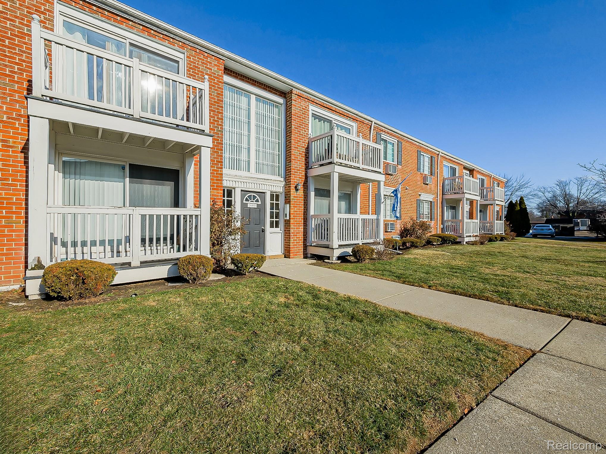 2440 Parmenter Boulevard Property Photo 4