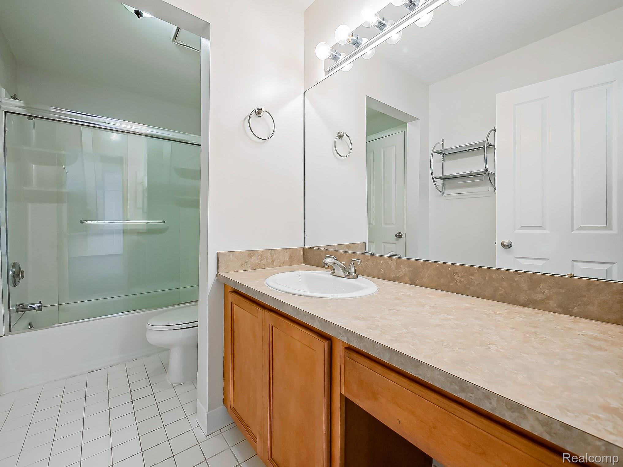 2440 Parmenter Boulevard Property Photo 17