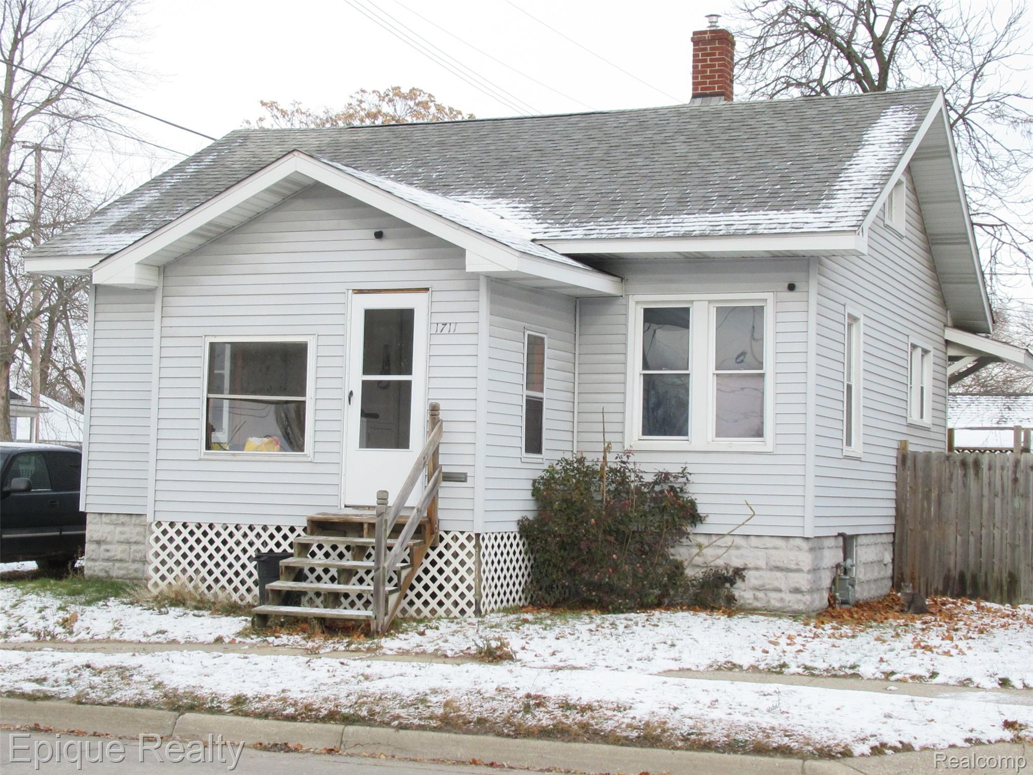1711 Oak Street Property Photo 1