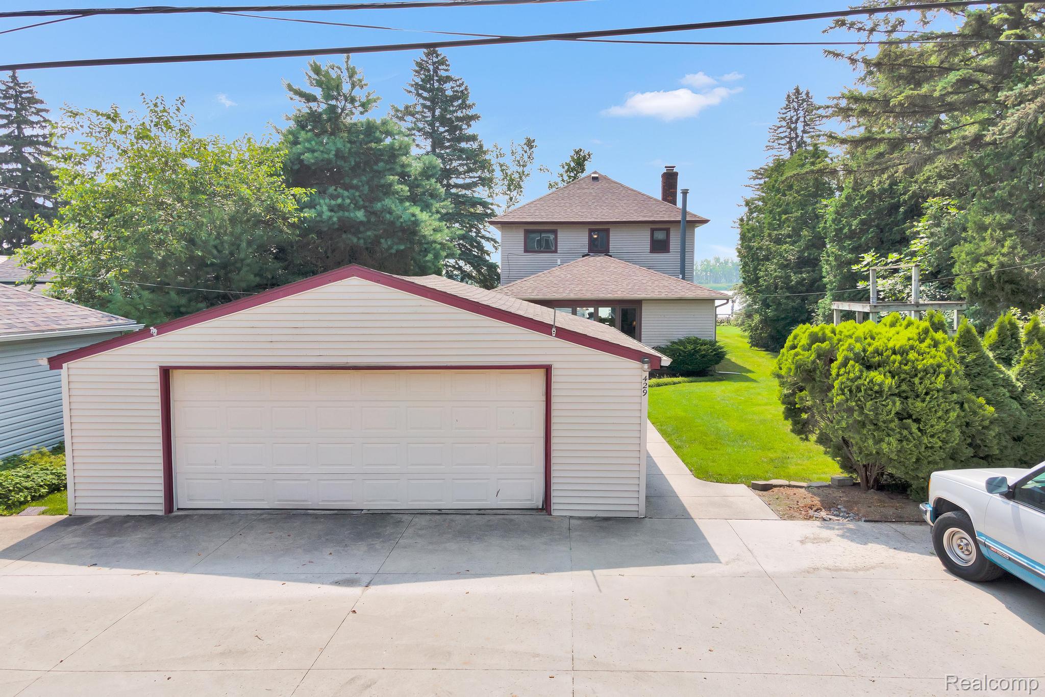 429 Edgewater Property Photo 3