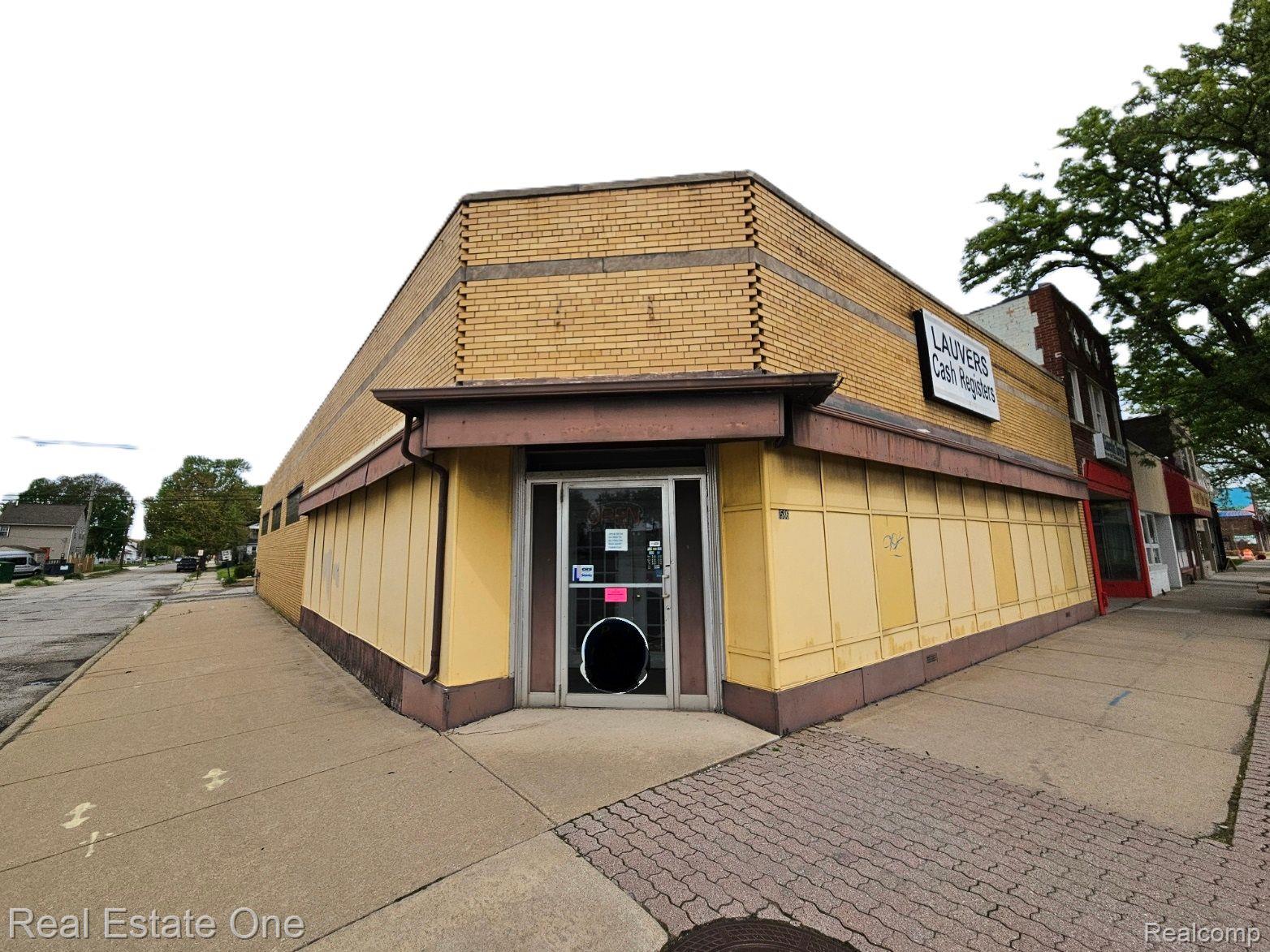 1586 Fort Street Property Photo 1