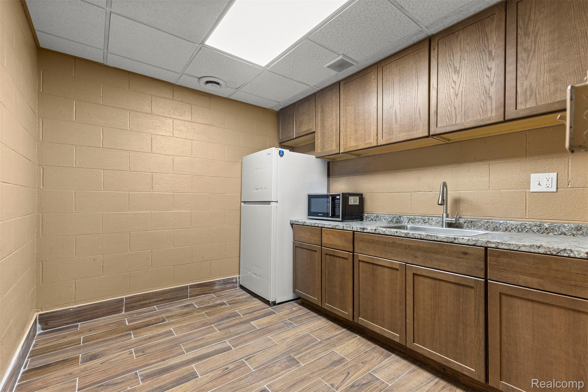 23201 Roseberry Avenue Property Photo 20