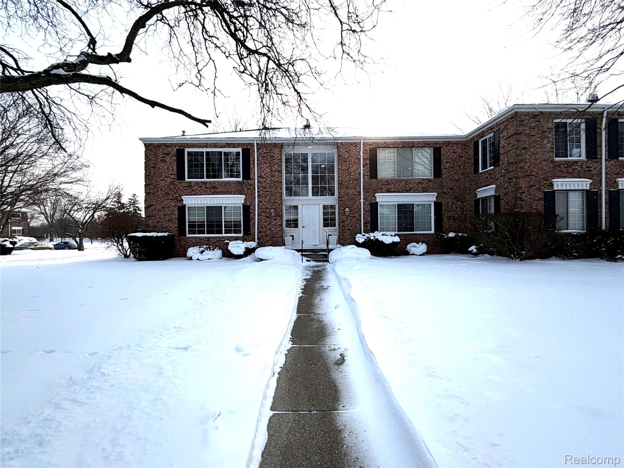 671 E Fox Hills Drive Property Photo 1