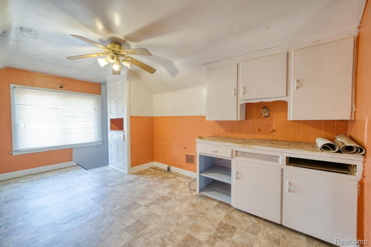 15509 Holmur Street Property Photo 6
