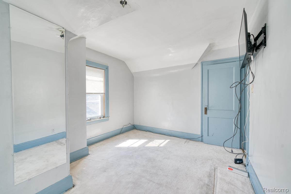 15509 Holmur Street Property Photo 9