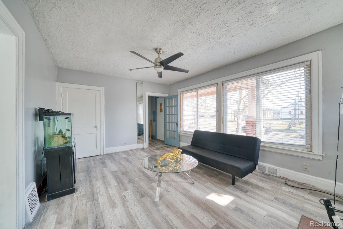 15509 Holmur Street Property Photo 12