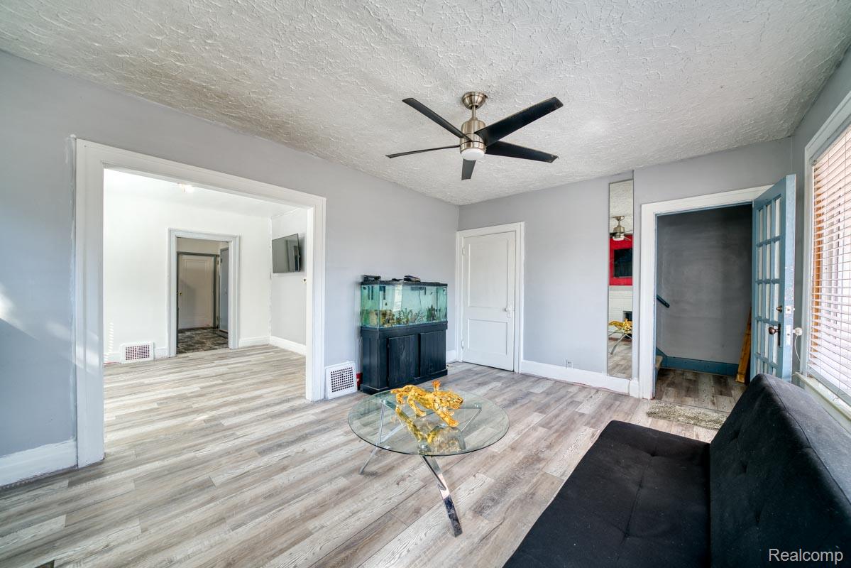15509 Holmur Street Property Photo 14