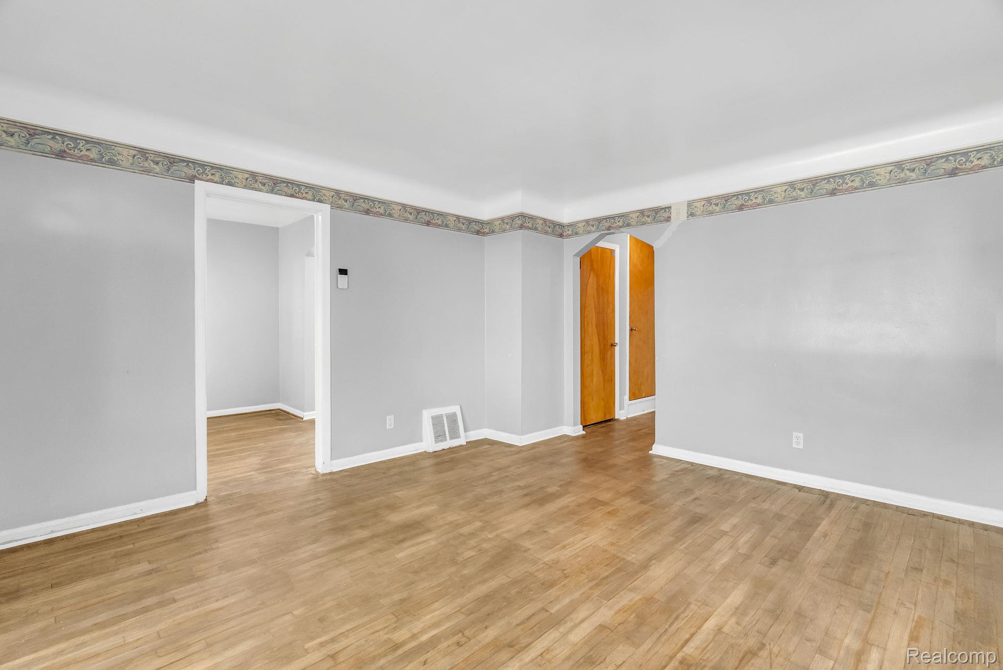 6235 Rosemont Avenue Property Photo 7