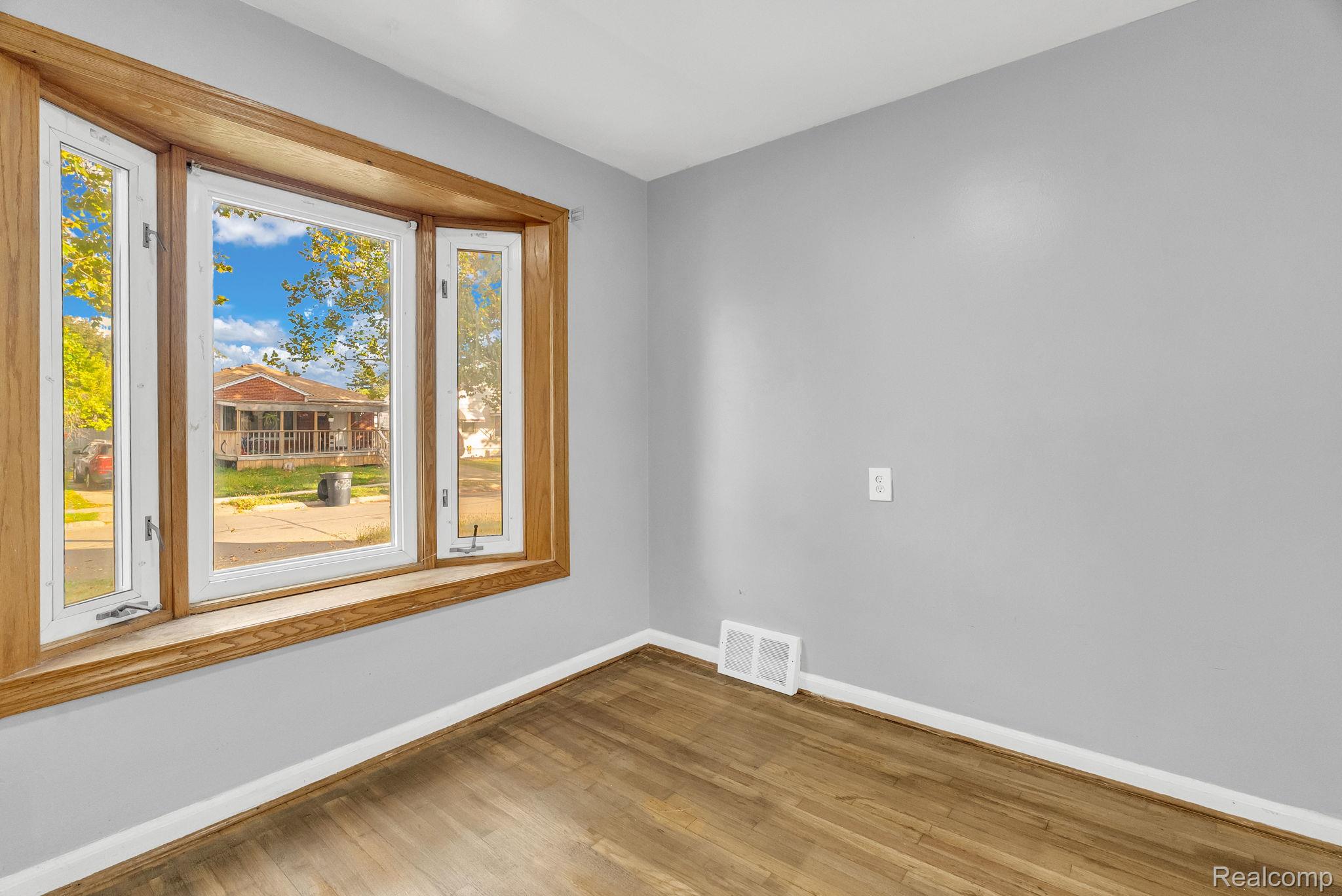 6235 Rosemont Avenue Property Photo 8