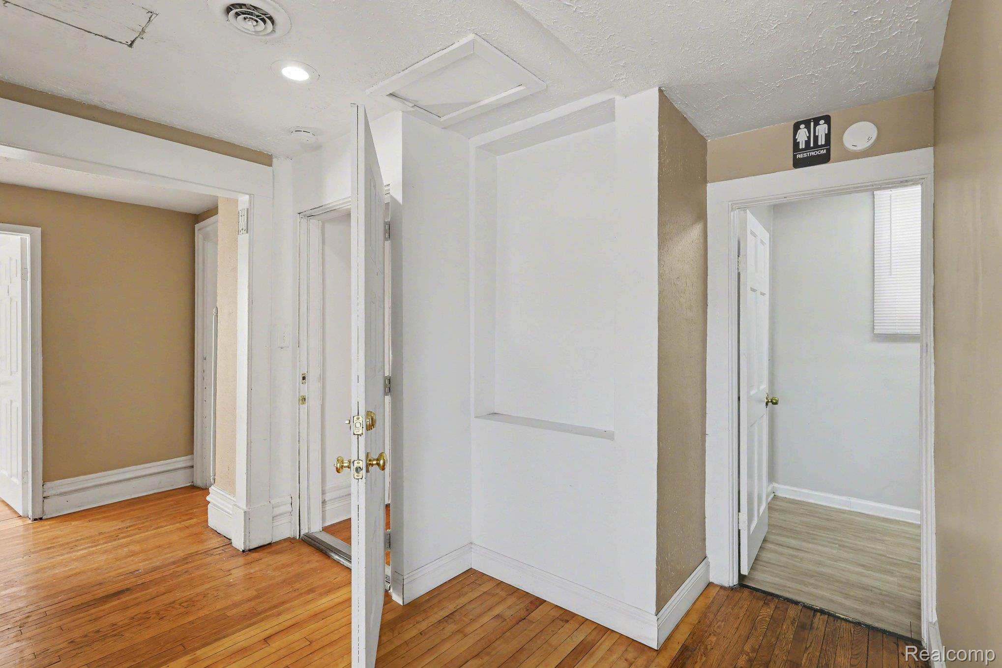 1031 N Washington Avenue Property Photo 19