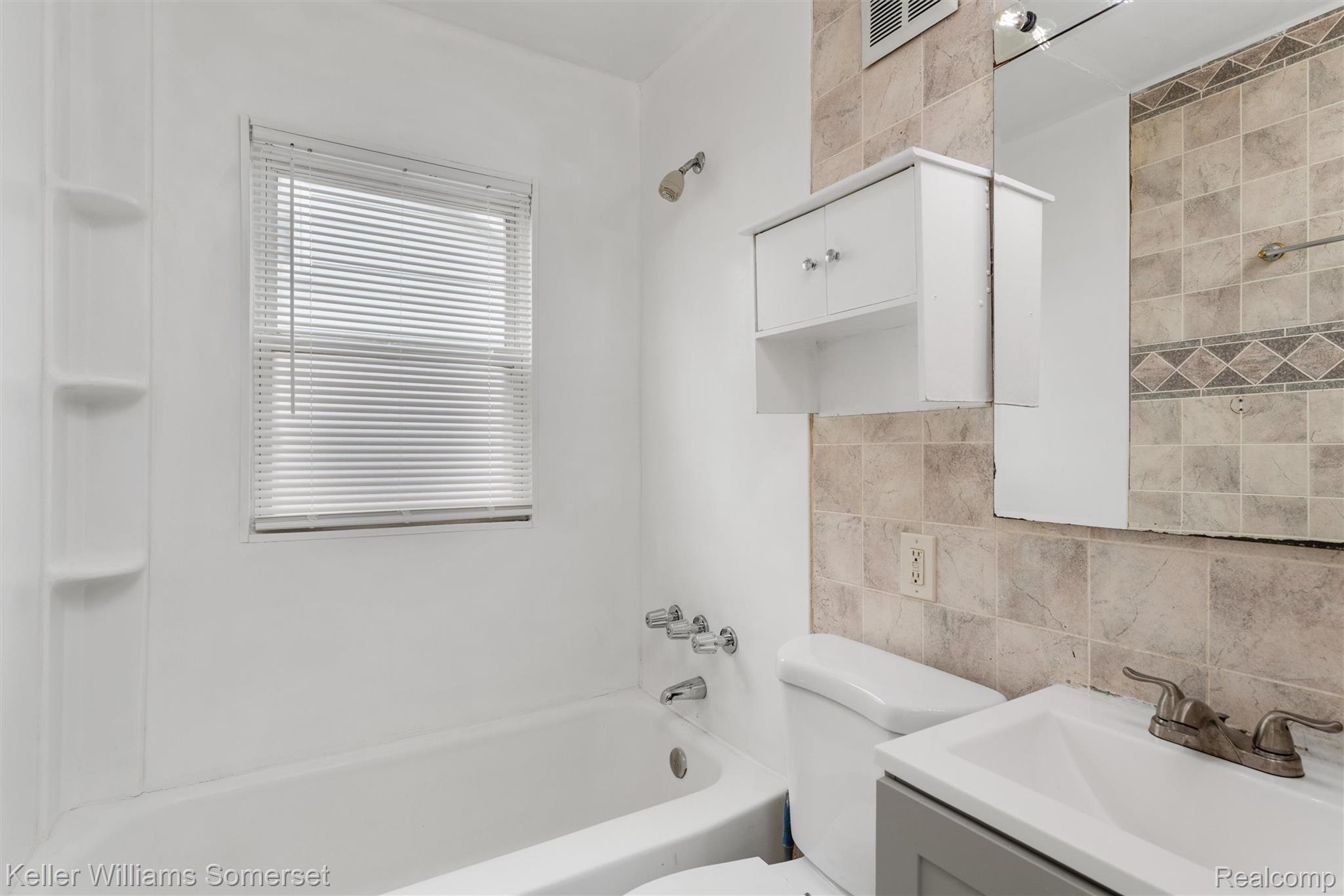 19163 Kenosha Street Property Photo 10