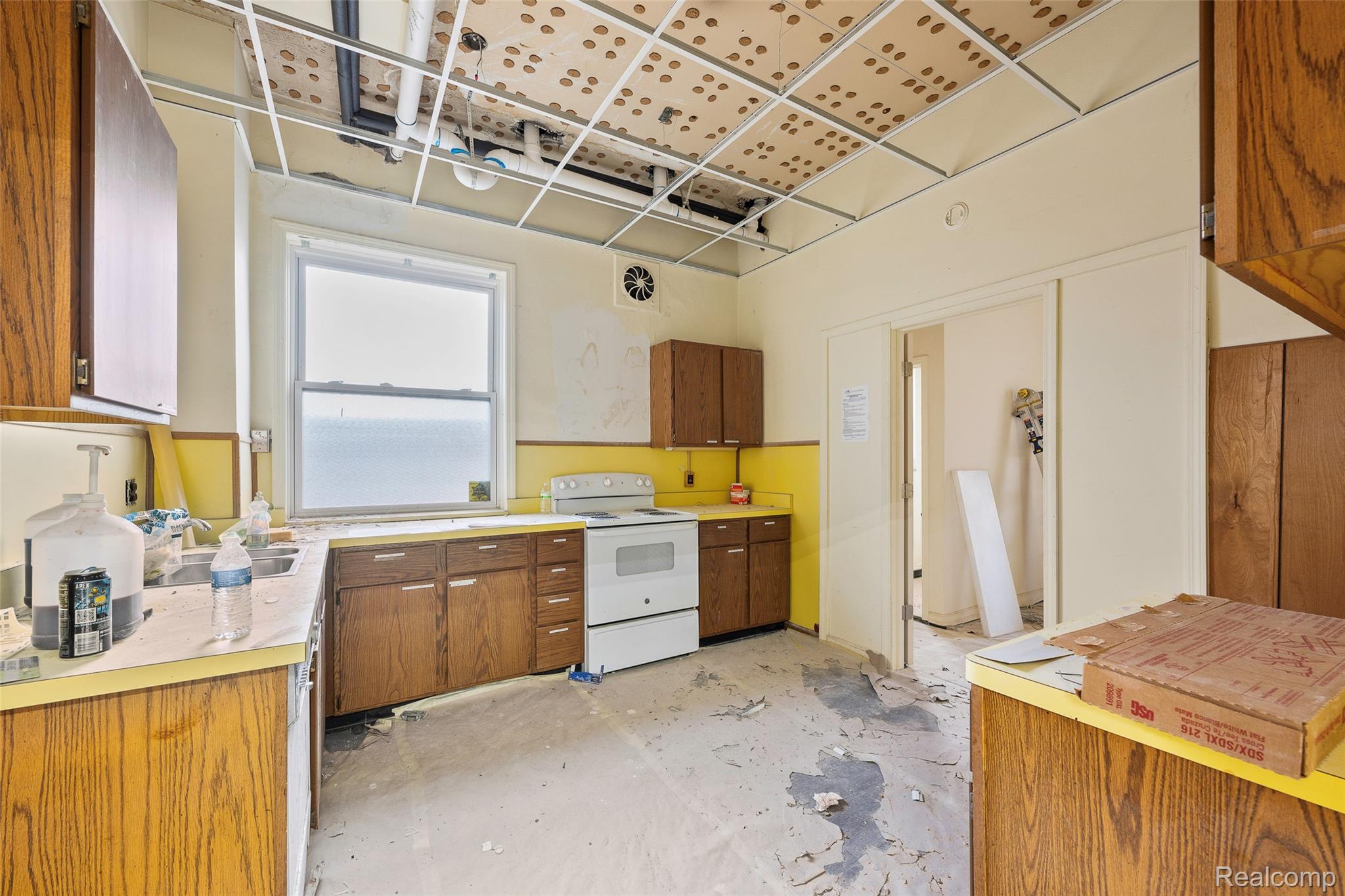 16625 Grand River Avenue Property Photo 11