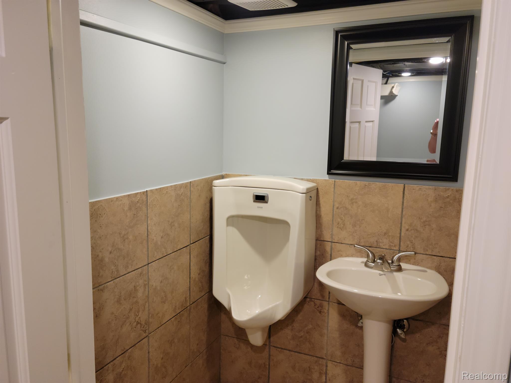 909 N Main Street Property Photo 22