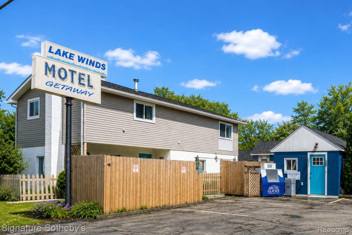 6997 Lakeshore Road Property Photo 1