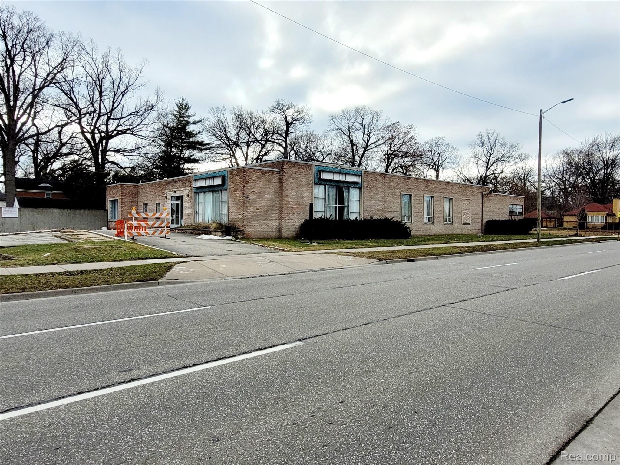 2411 W 8 Mile Road Property Photo 1